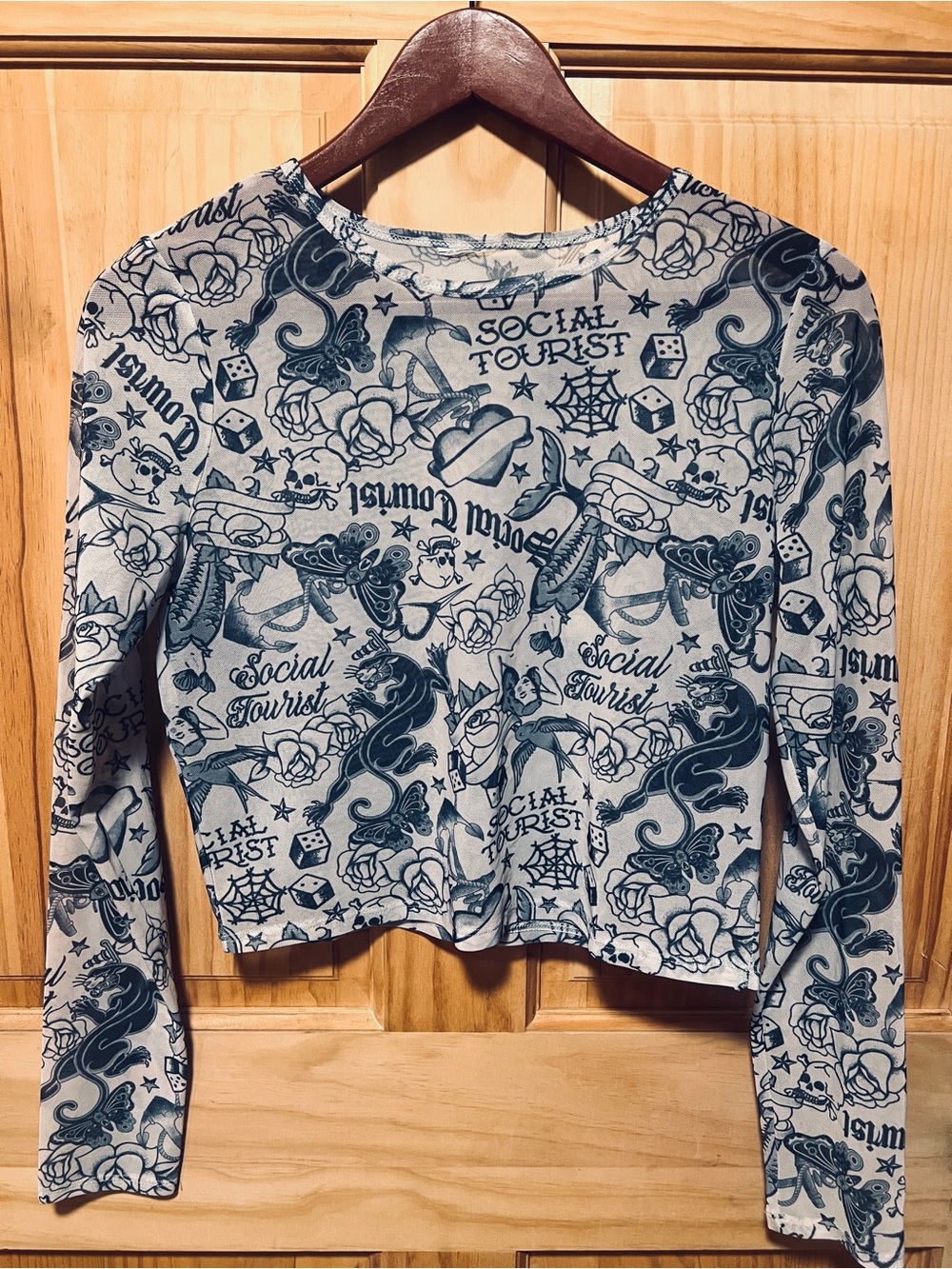 Social Tourist Long Sleeve Graphic Tee - Light Gray/Black